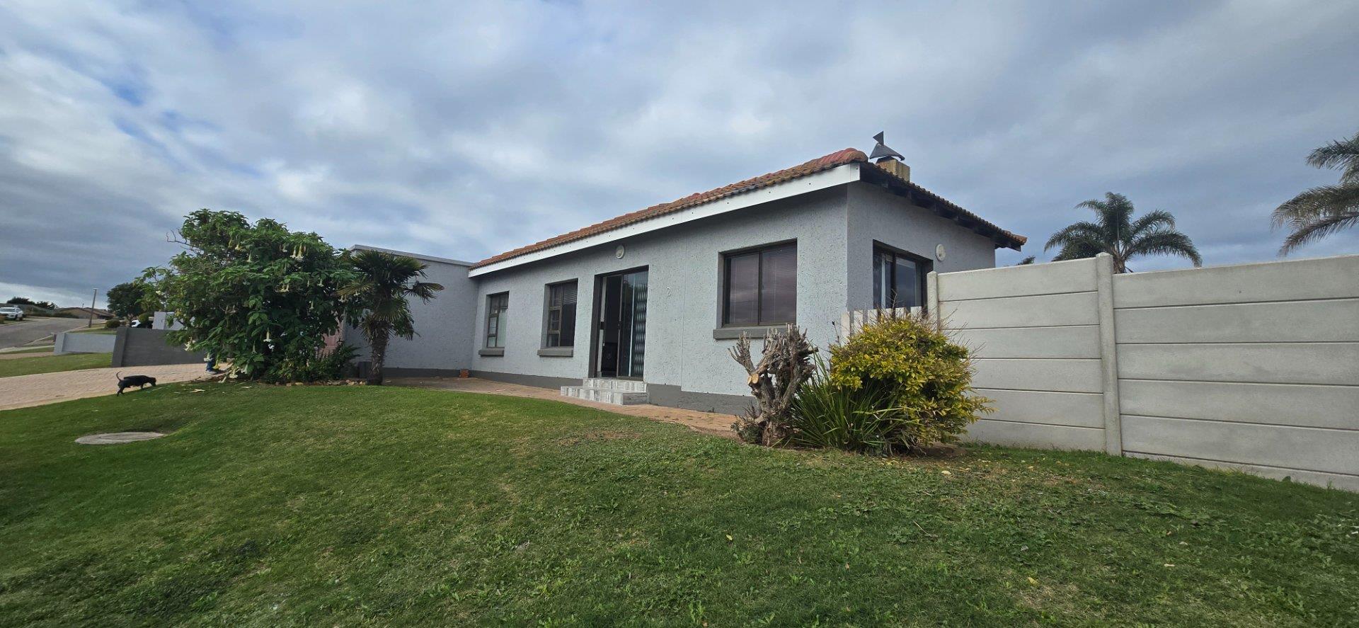 2 Bedroom House for Sale in Hartenbos Heuwels