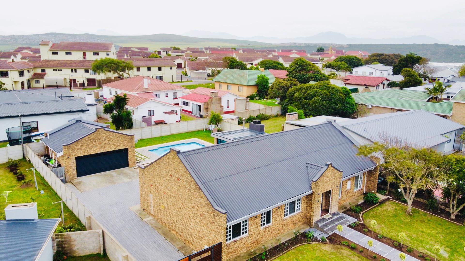 4 Bedroom House for Sale in Hartenbos Central