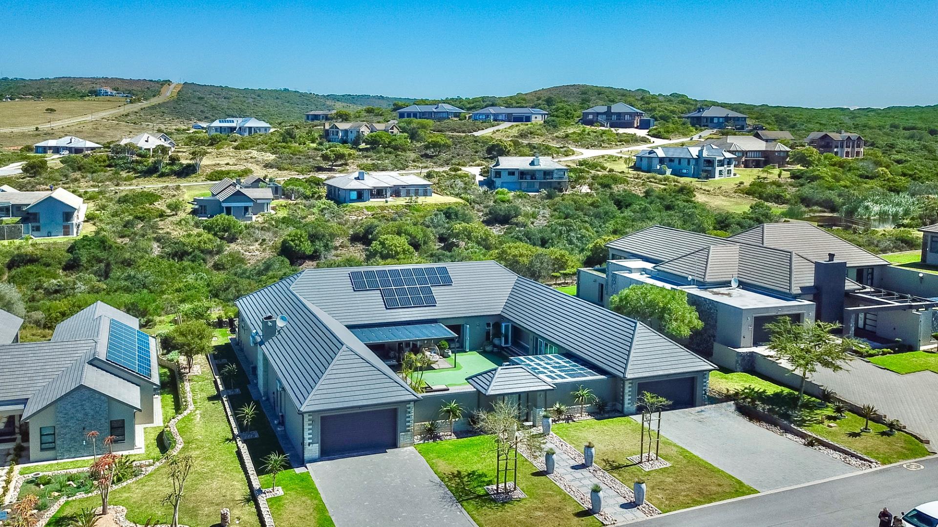 6 Bedroom House for Sale in Num Num Cape Estate