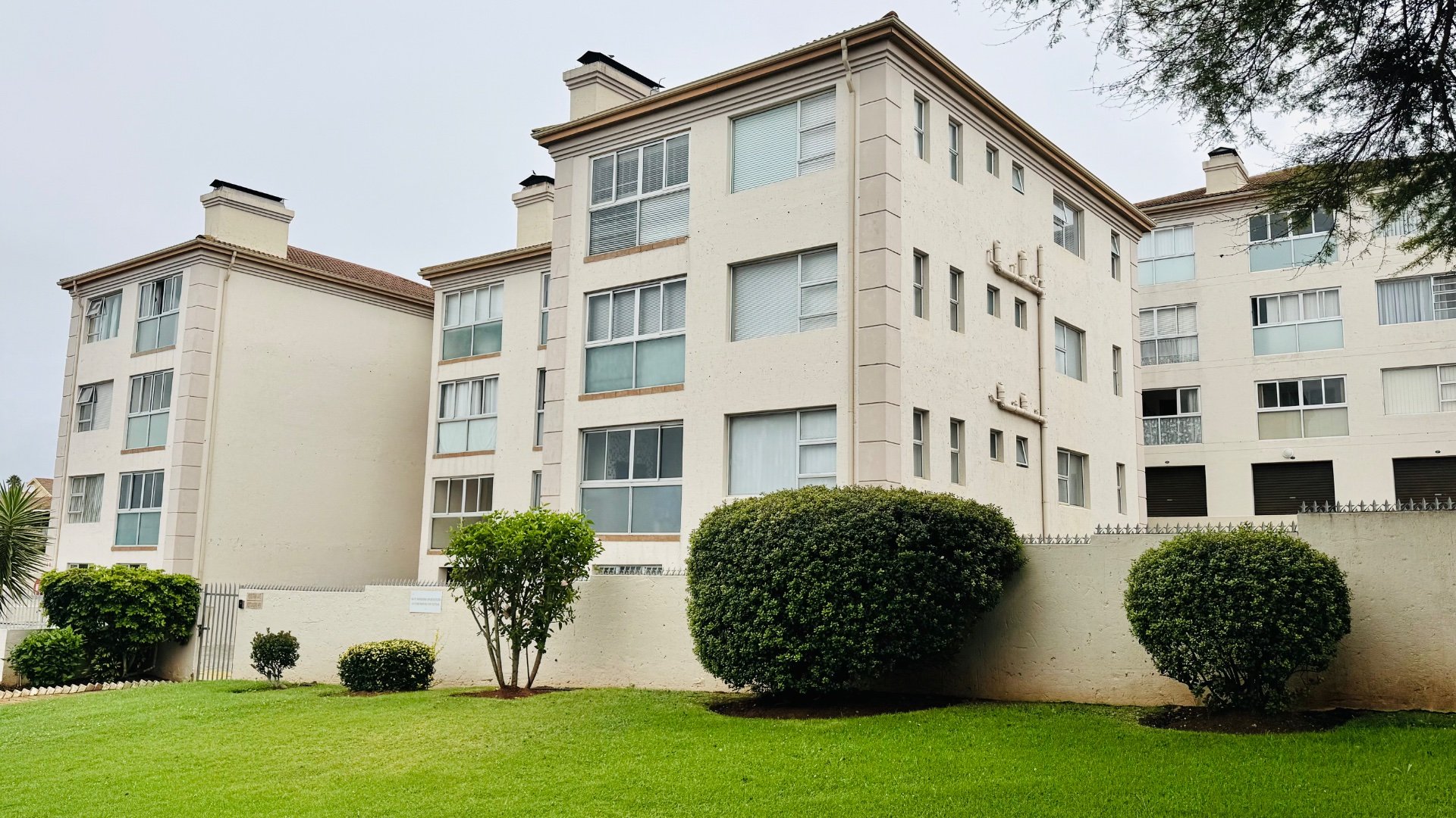 EXCLUSIVE SOLE MANDATE , NESTLED IN THE HEART OF Hartenbos