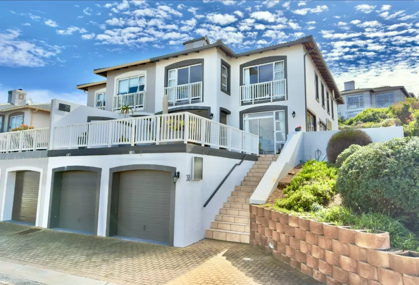 Stylish Three-Bedroom Home with Ocean Views in Pinnacle Point Golf Estate
