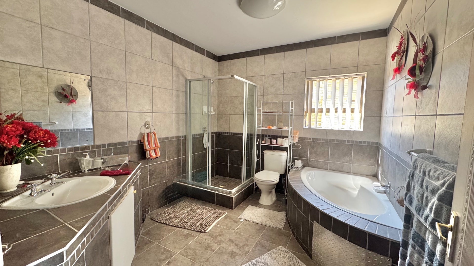 Photo 8 of 3 Bedroom House for Sale in Hartenbos Heuwels