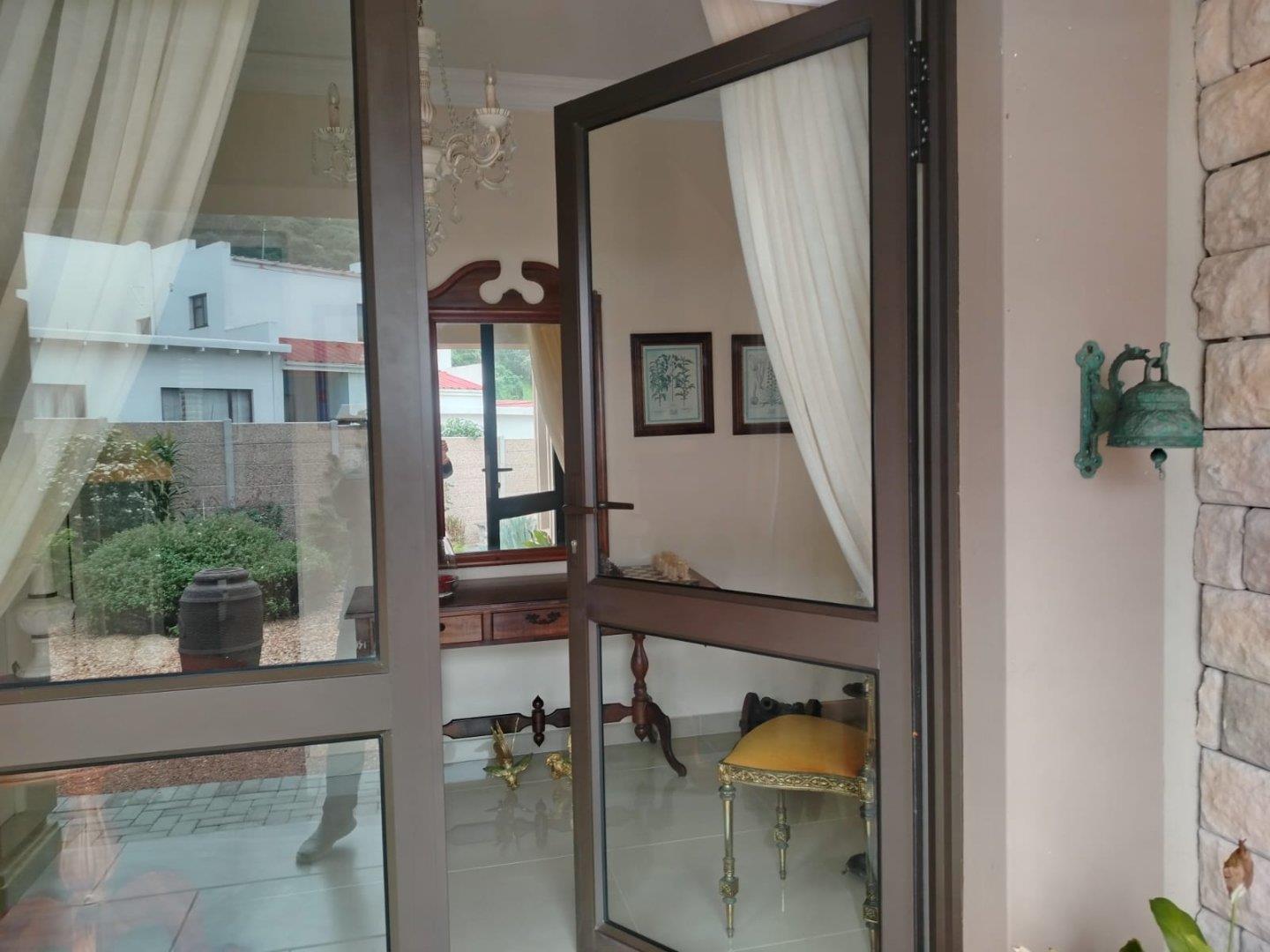 Photo 2 of 3 Bedroom House for Sale in Outeniqua Strand