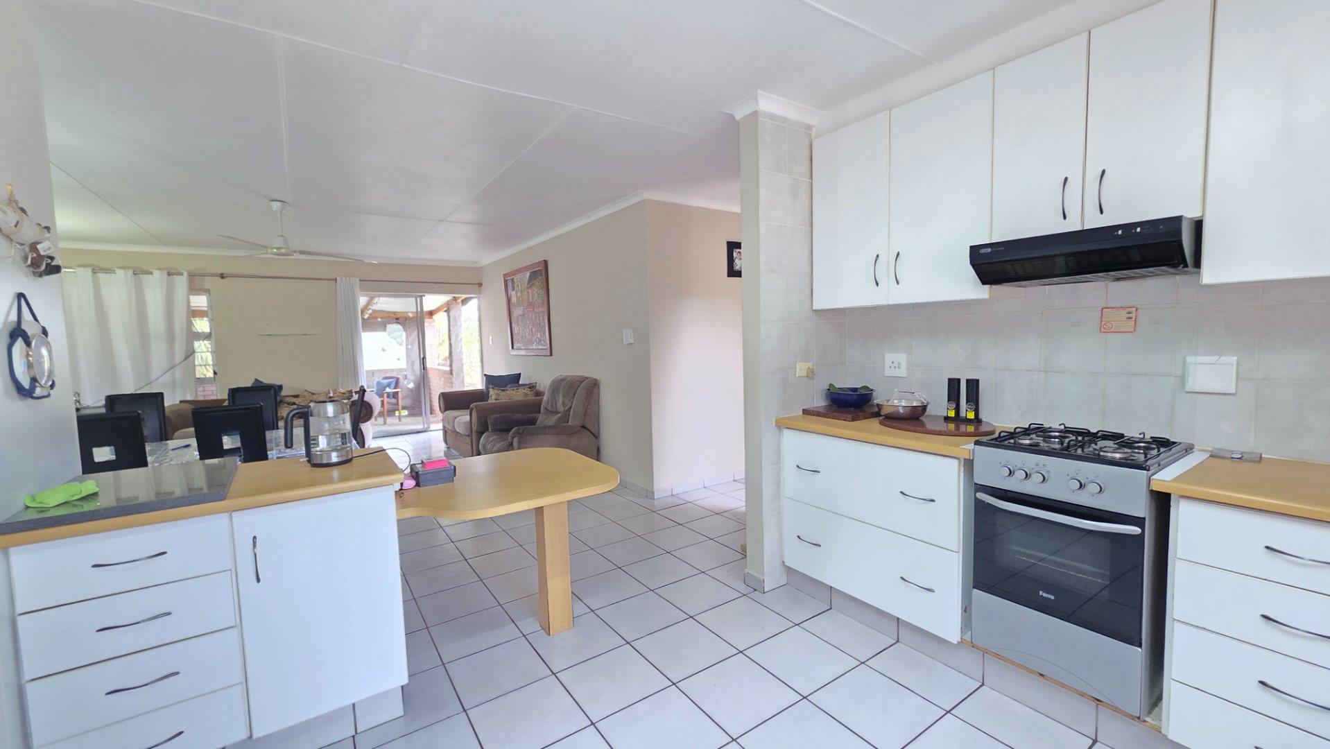Photo 10 of 3 Bedroom House for Sale in Riverside