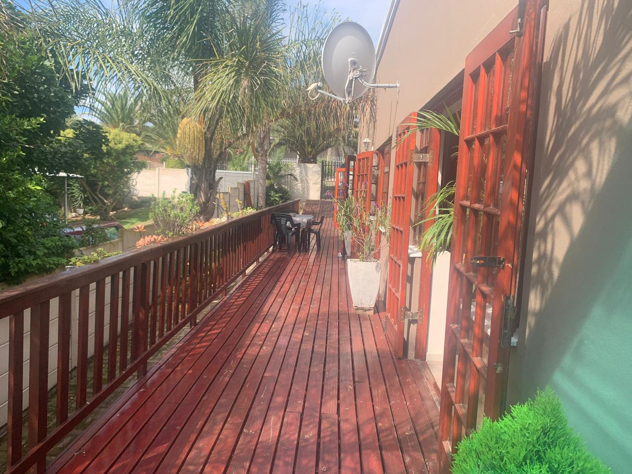 Photo 2 of 4 Bedroom House for Sale in Fraaiuitsig