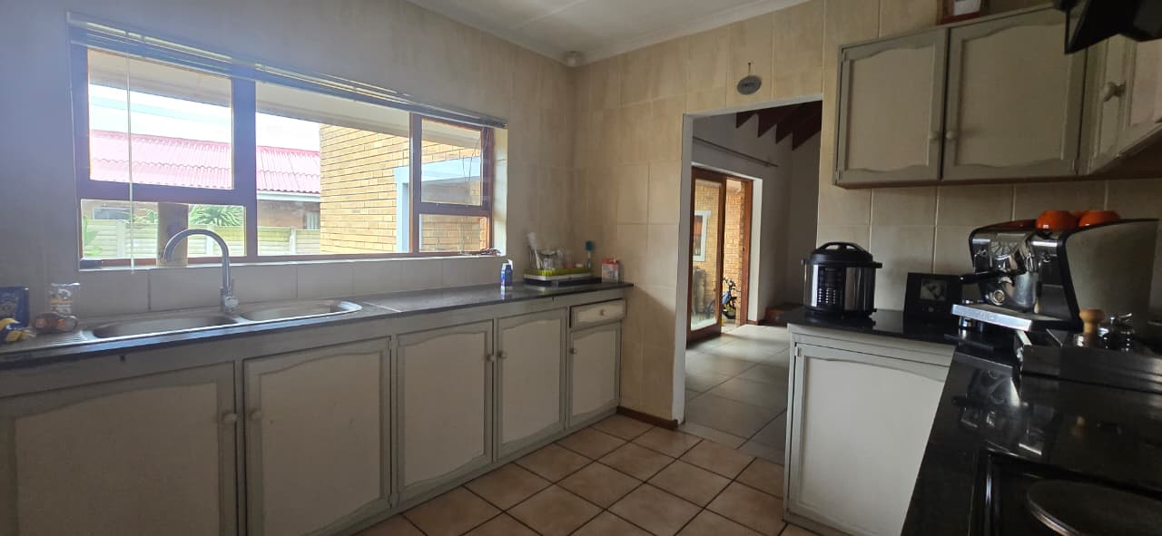 Photo 3 of 4 Bedroom House for Sale in Hartenbos Central