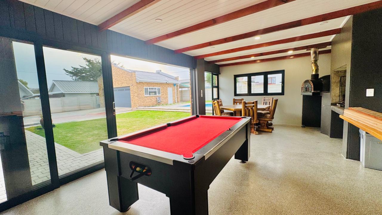 Photo 17 of 4 Bedroom House for Sale in Hartenbos Central