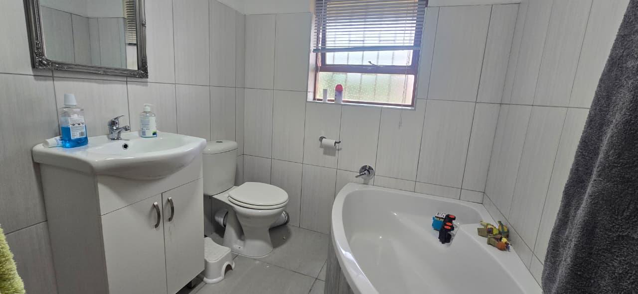 Photo 7 of 4 Bedroom House for Sale in Hartenbos Central