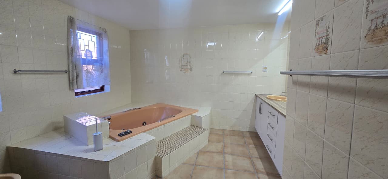 Photo 5 of 6 Bedroom House for Sale in Bayview