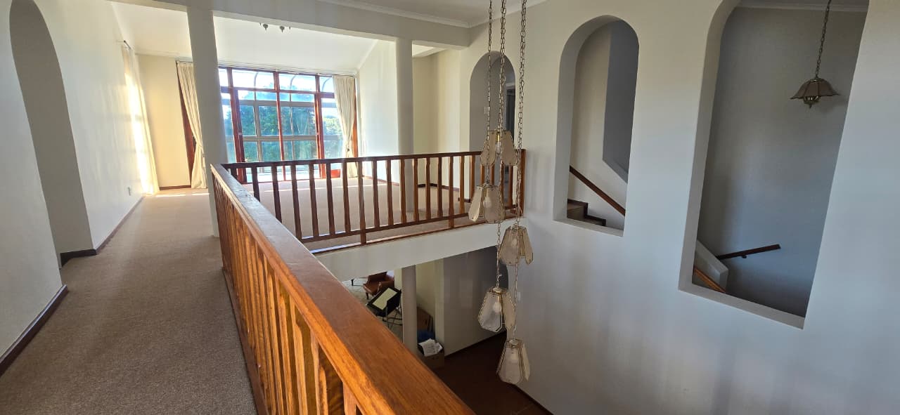 Photo 4 of 6 Bedroom House for Sale in Bayview