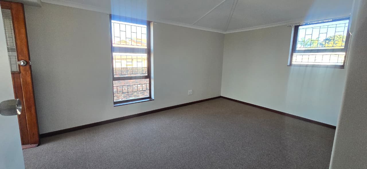 Photo 8 of 6 Bedroom House for Sale in Bayview