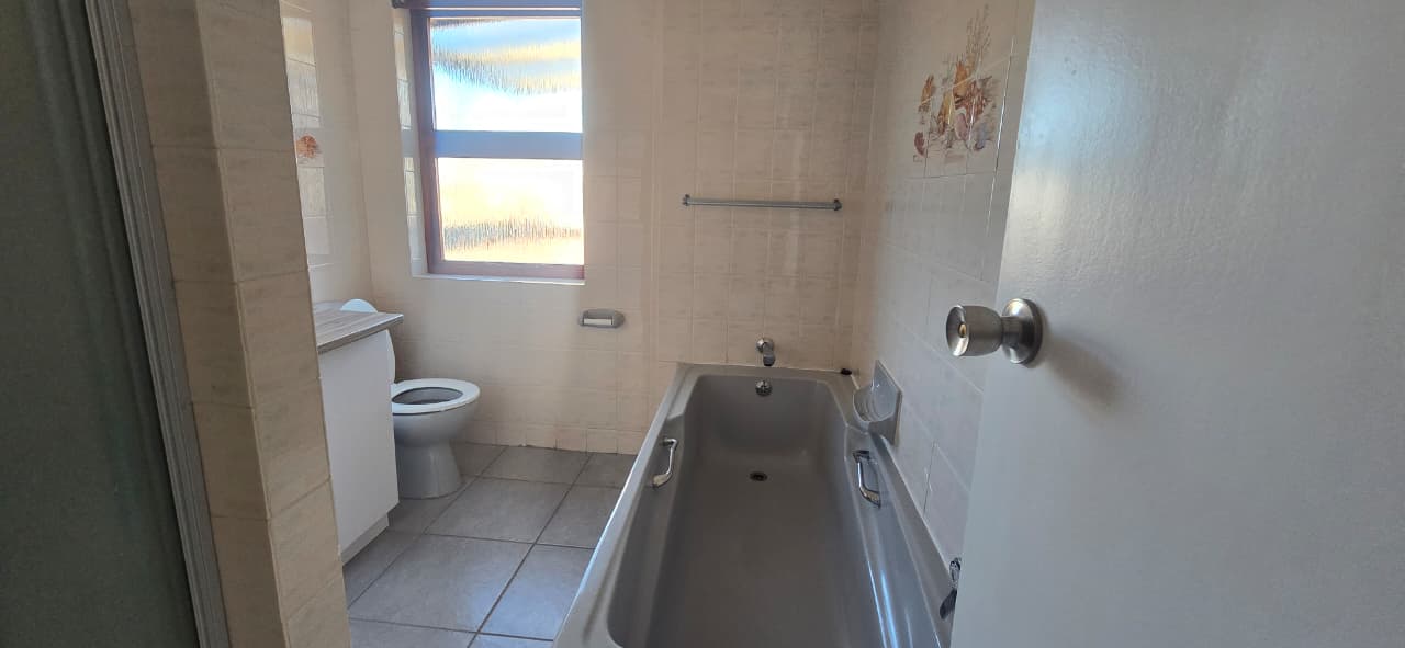 Photo 9 of 6 Bedroom House for Sale in Bayview