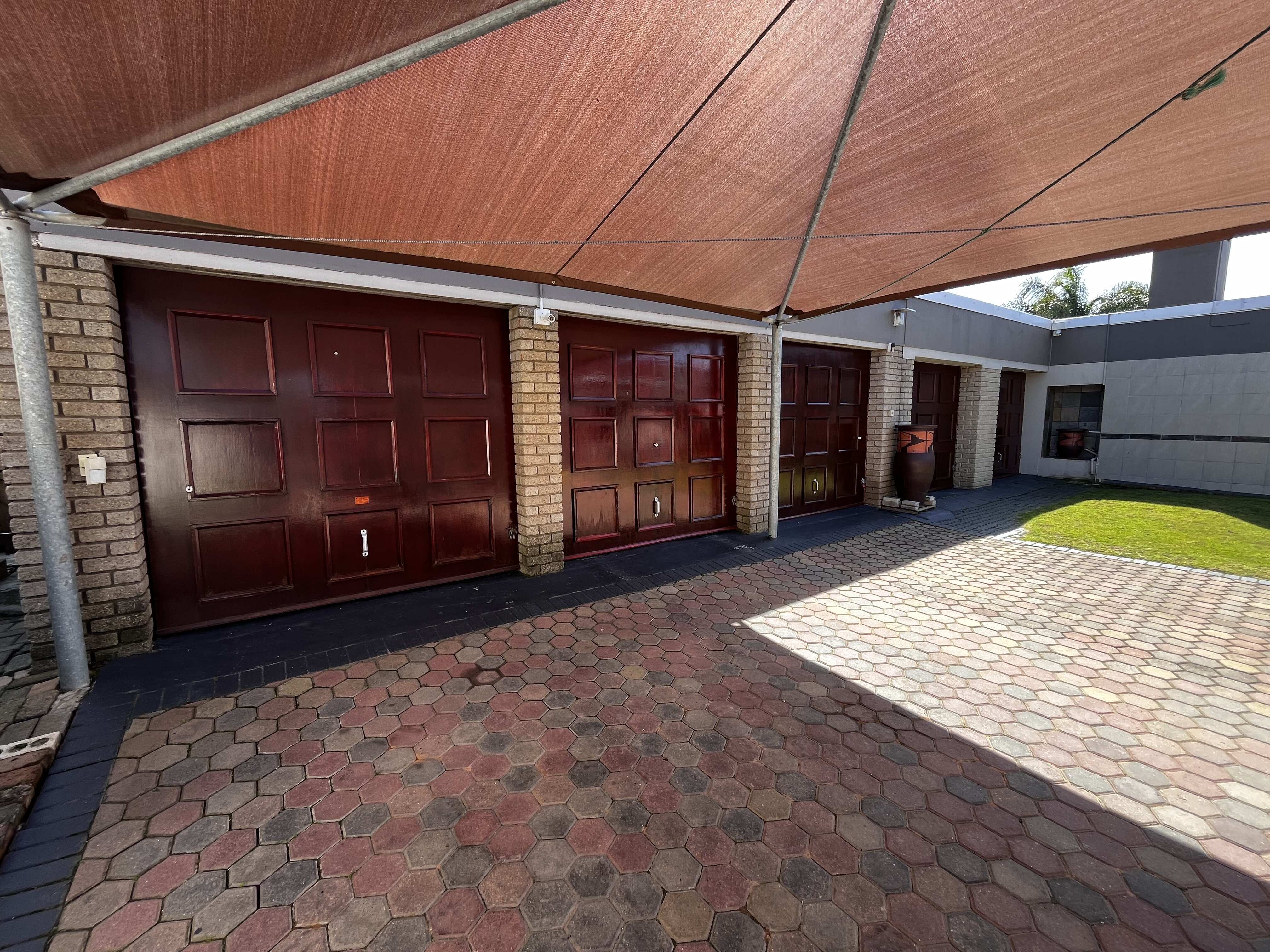 Photo 7 of 6 Bedroom House for Sale in Hartenbos Central