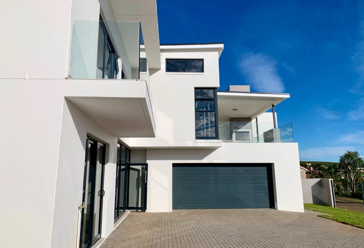 Photo 2 of 4 Bedroom House for Sale in Hartenbos Heuwels