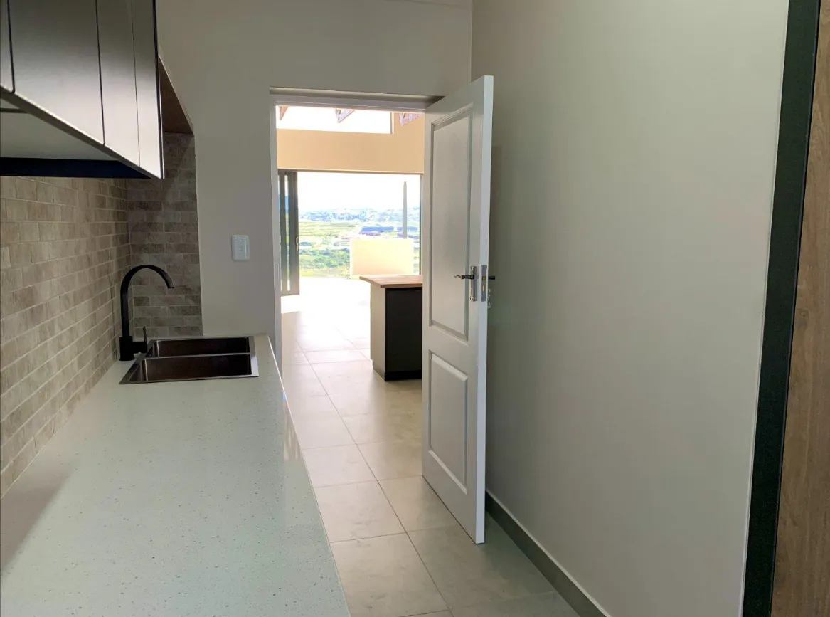 Photo 3 of 4 Bedroom House for Sale in Hartenbos Heuwels