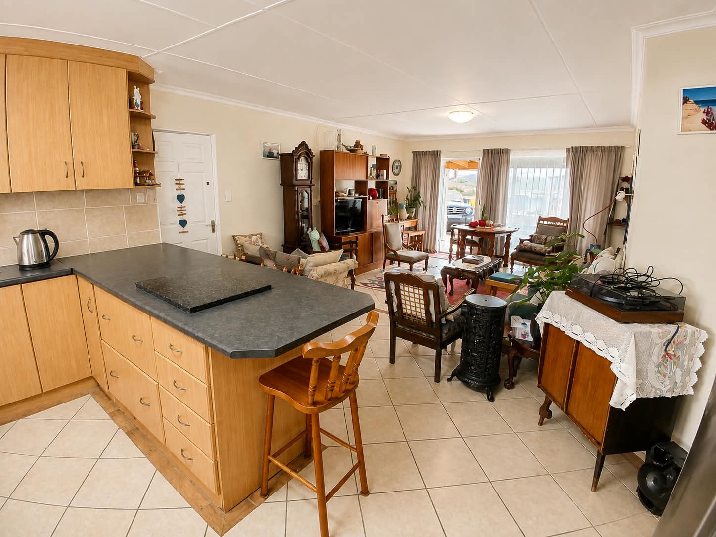 Photo 4 of Family home in Fraaiuitsig with inviting flow